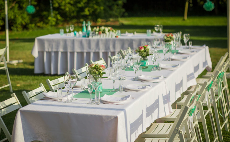 barra de buffet de una boda ejecutada en un parque