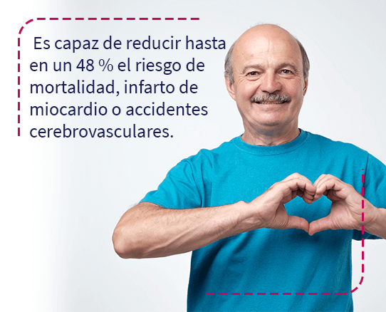 hombre mayor de edad sonriendo y haciendo un gesto de corazón con sus manos