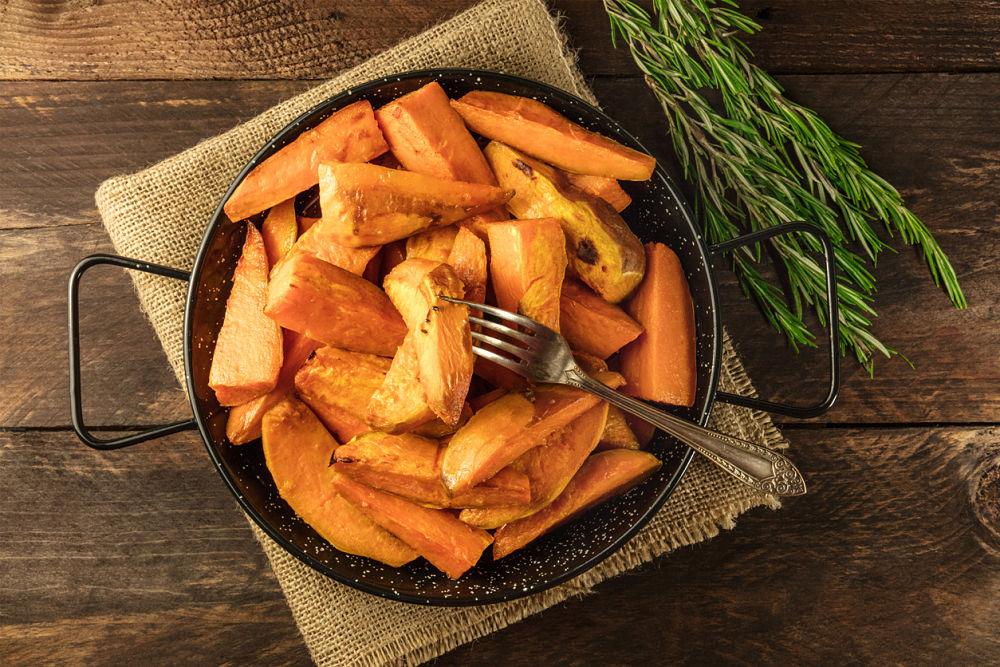 plato de batatas horneadas con romero al lado