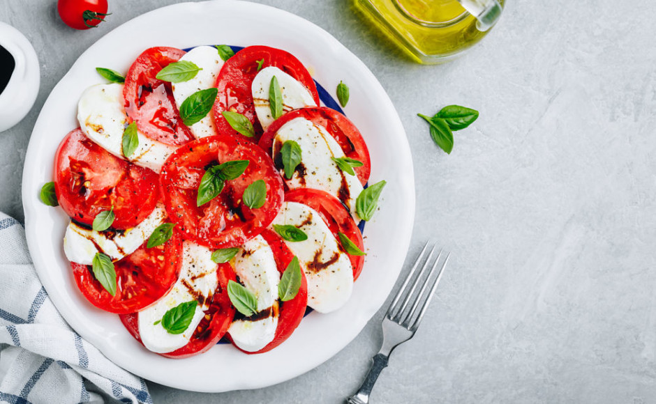 imagen decorativa de un platillo con tomates, queso y especias