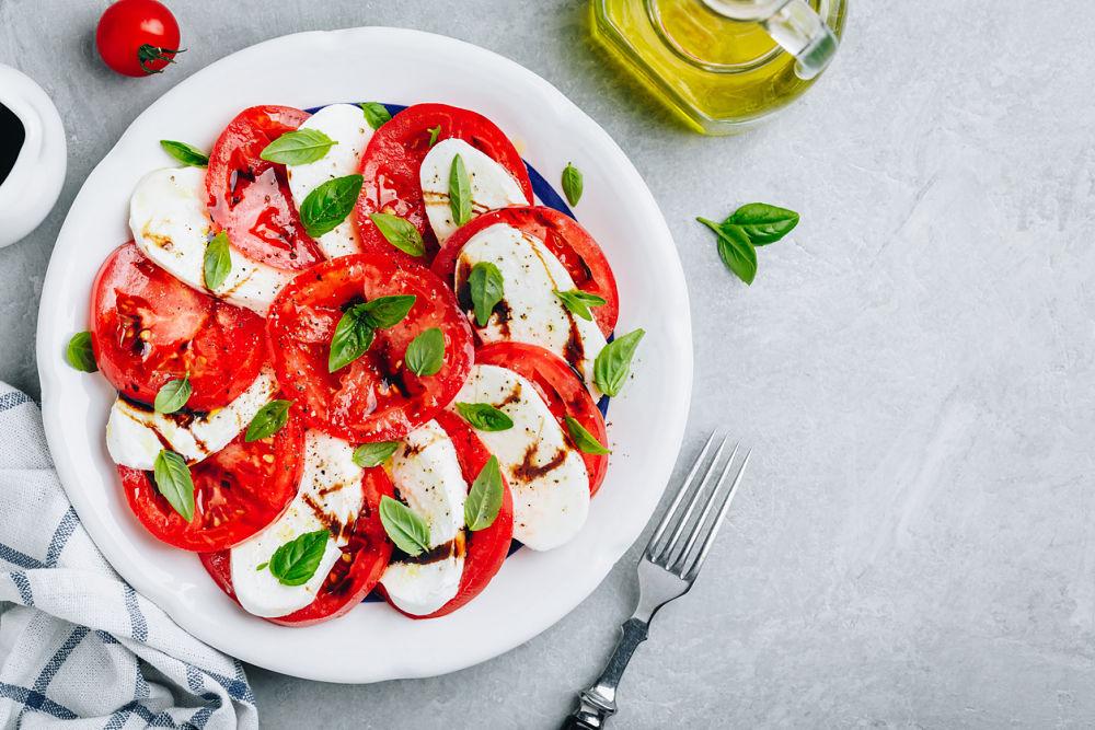 imagen decorativa de un platillo con tomates, queso y especias