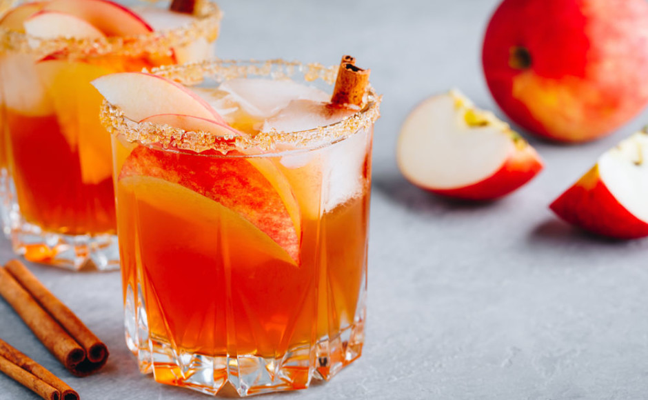 dos vasos de vidrio con una bebida de manzana, decorado con azúcar