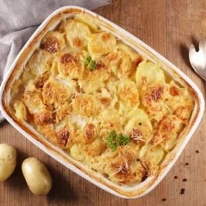 charola con papas gratinadas en la superficie