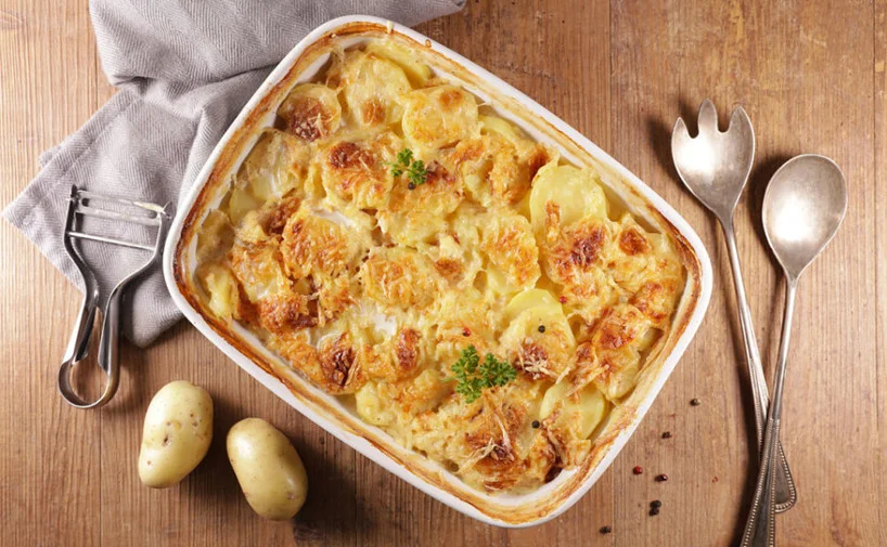 charola con papas gratinadas en la superficie