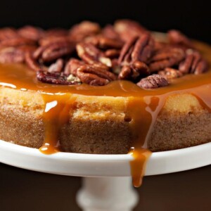 fotografia horizontal de un cheesecake de calabaza con sirope y caramelo