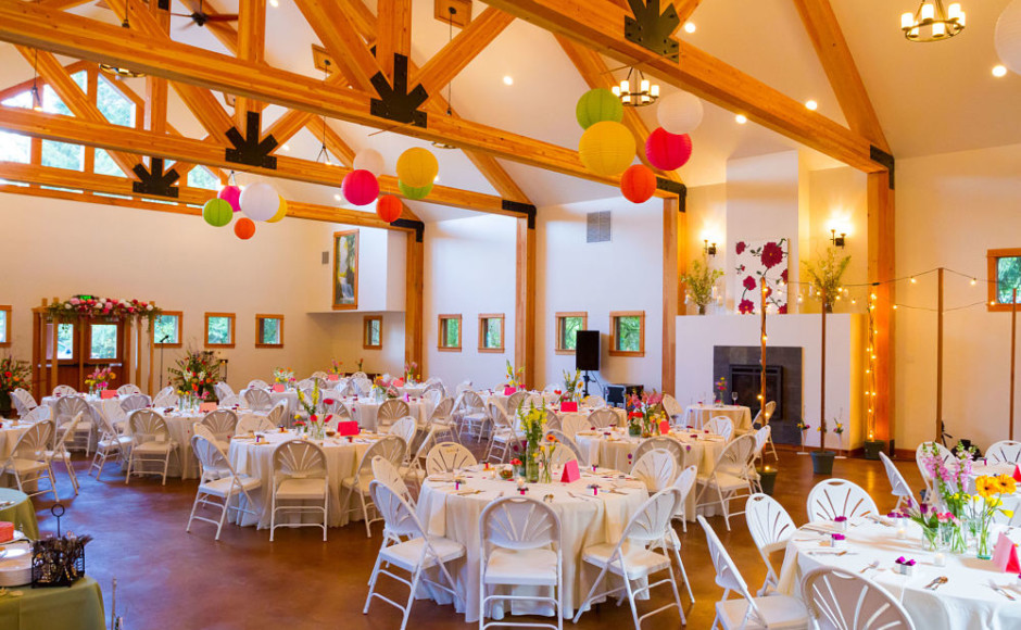 recepcion de una boda con mesas y sillas