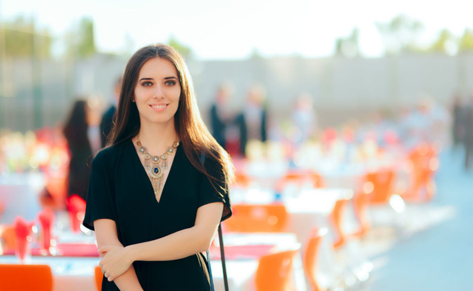 mujer organizadora de eventos en un evento al aire libre