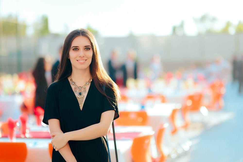 mujer organizadora de eventos en un evento al aire libre