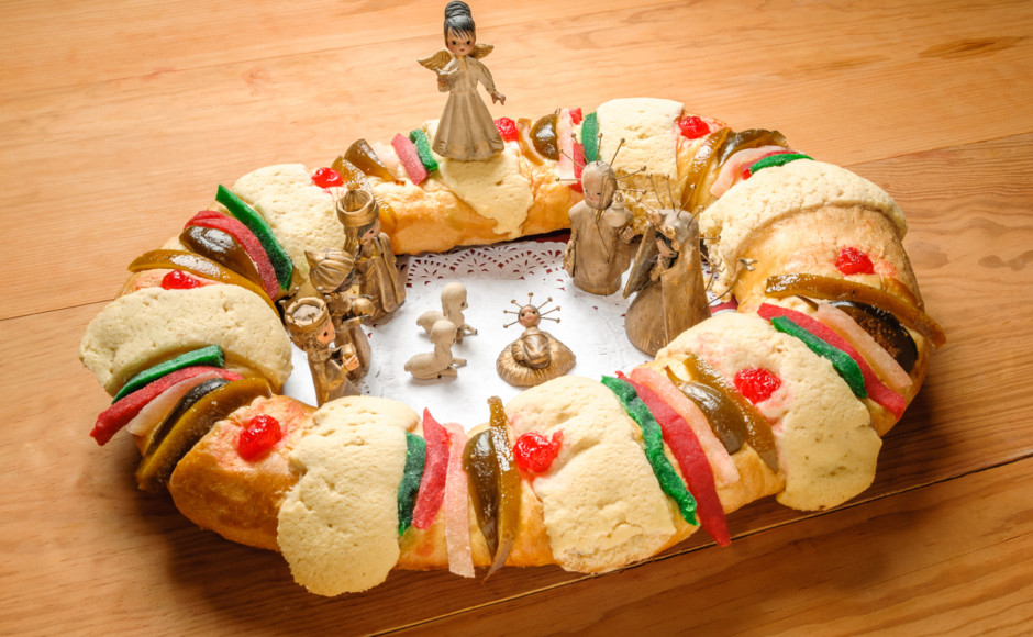rosca de reyes decorada sobre una mesa