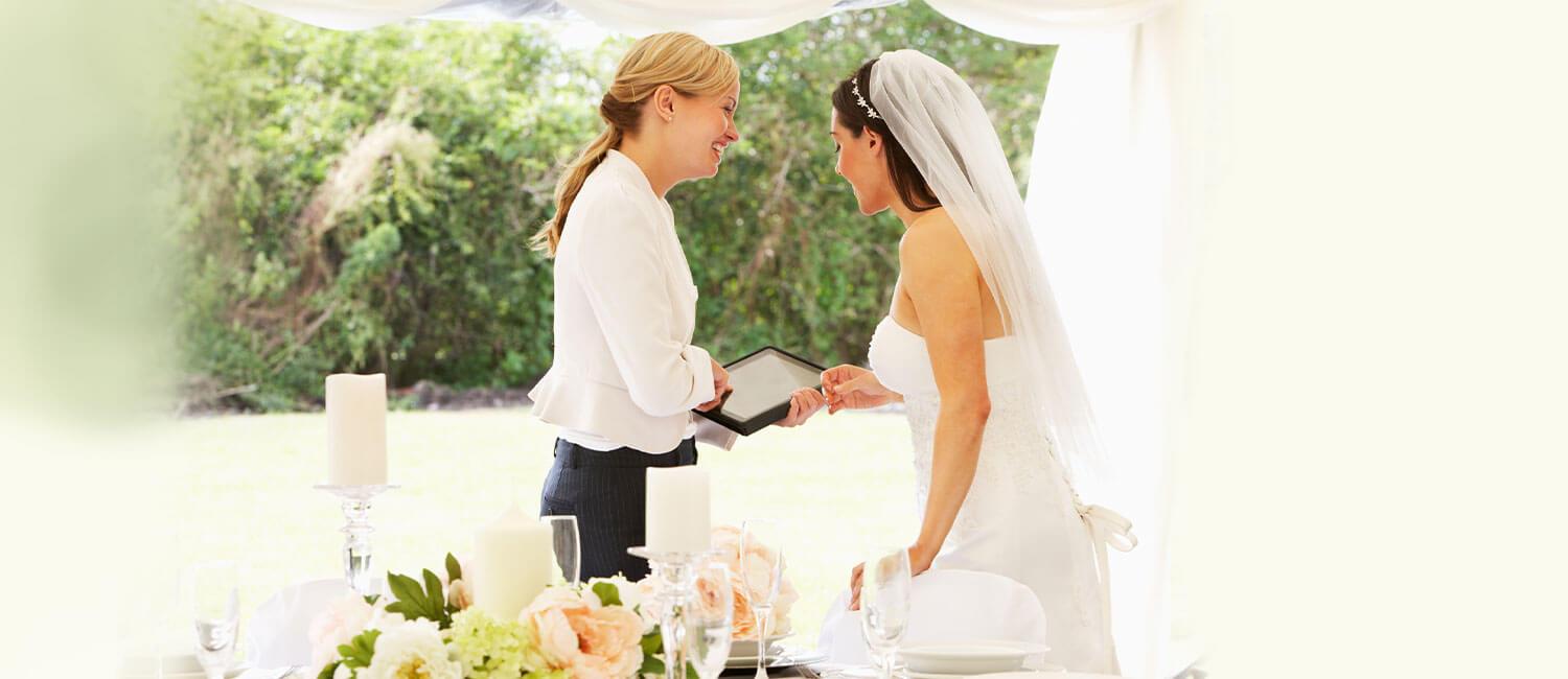 organizadora-de-evento-hablando-con-la-novia