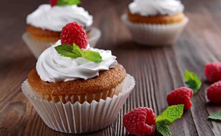 fotografia de un cupcake decorado con crema y fruta
