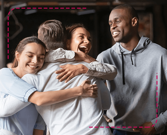 jóvenes sonriendo y abrazándose