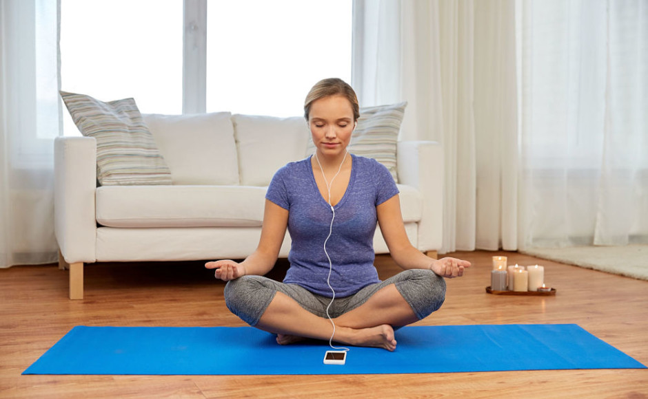 mujer sentada escuchando una meditacion guiada