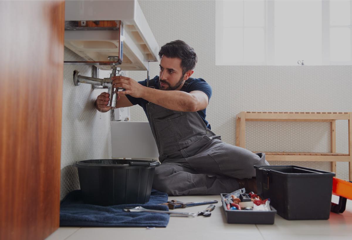 hombre-reparando-una-tuberia