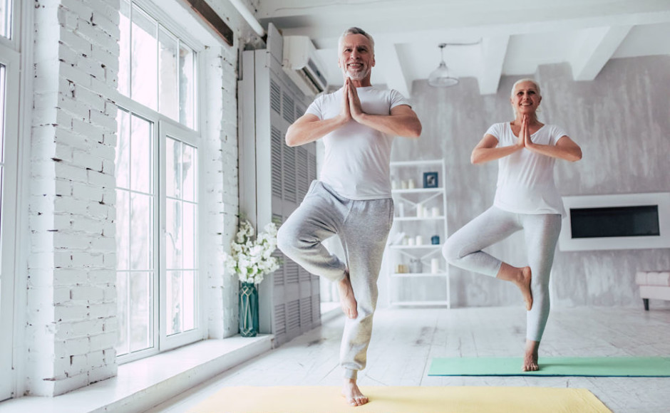 pareja realizando yoga