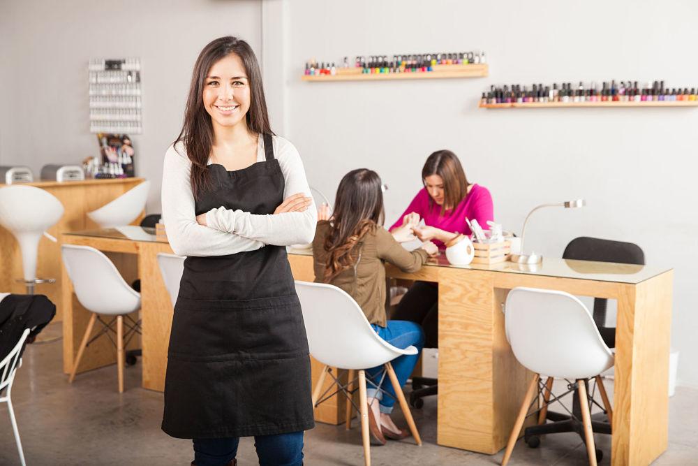 mujer dueña de negocio saludando a sus clientes