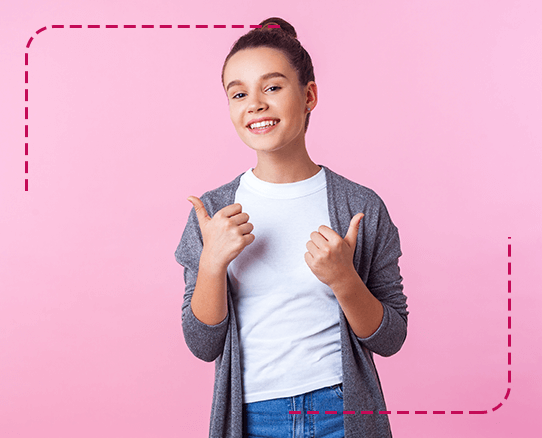 mujer joven haciendo gestos positivos con las manos