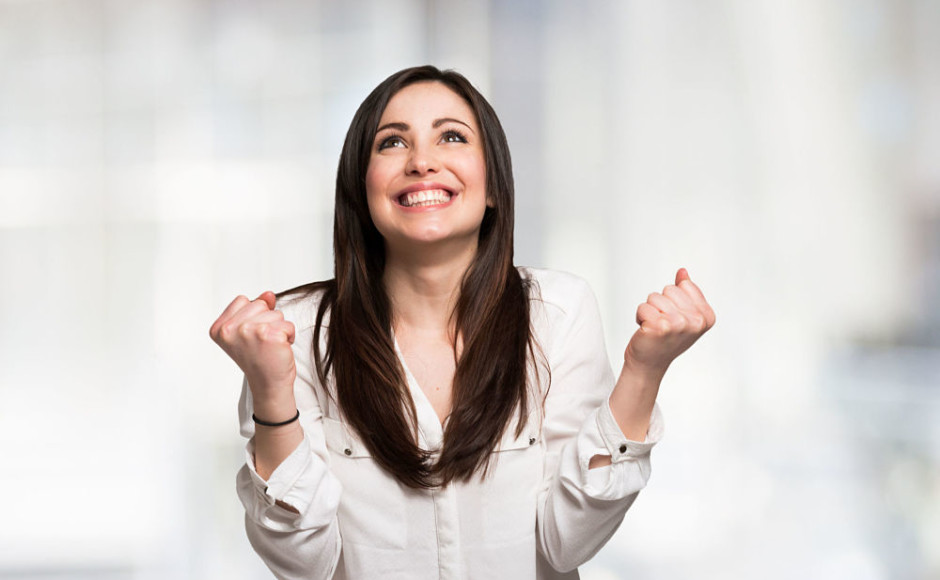 retrato de una mujer feliz mirando hacia arriba