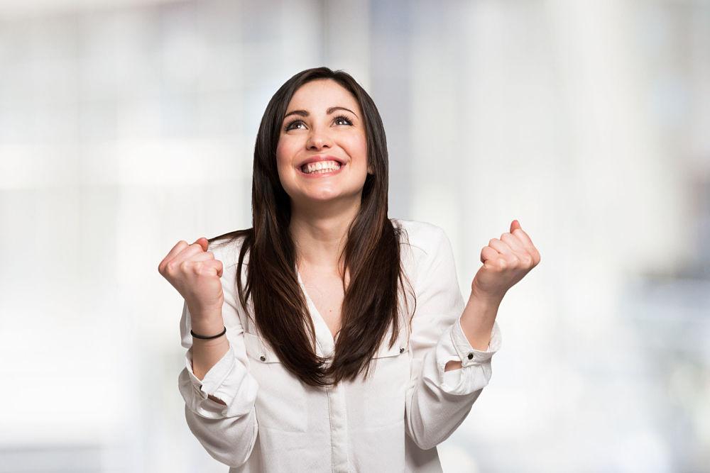 retrato de una mujer feliz mirando hacia arriba