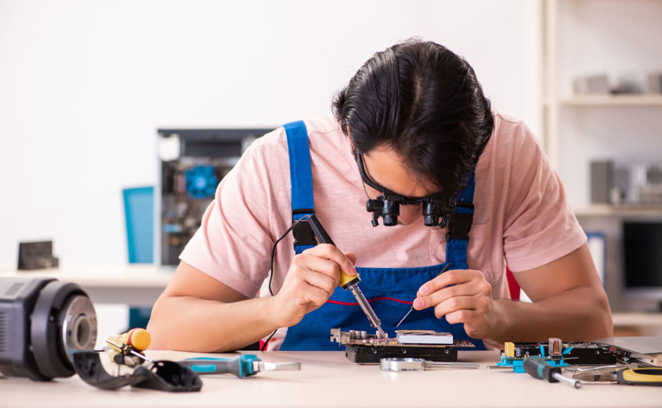 persona trabajando con circuitos eléctricos