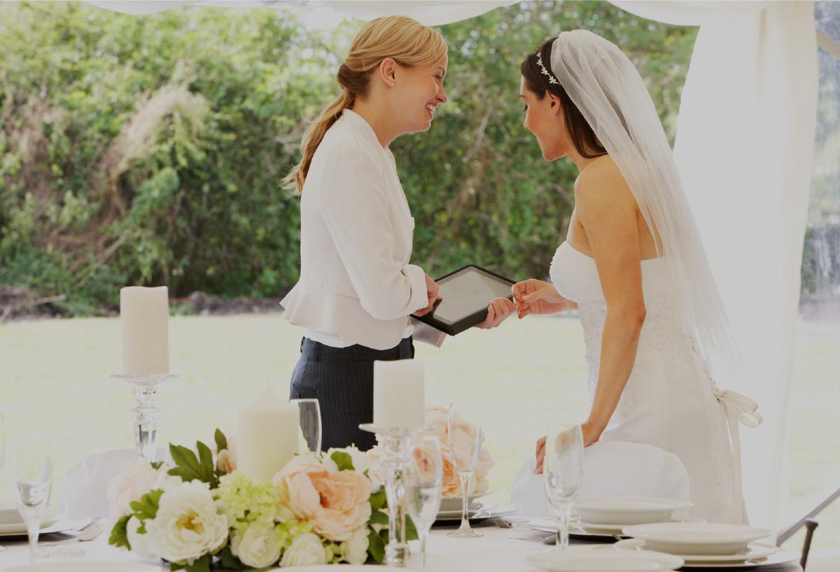 organizadora-de-evento-hablando-con-la-novia