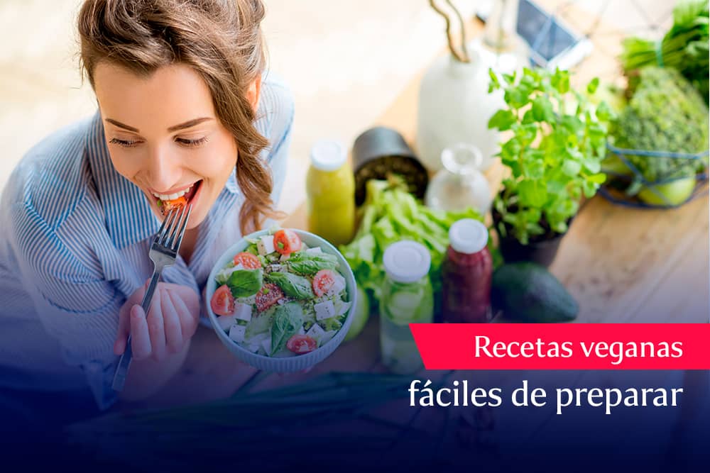 mujer comiendo ensalada