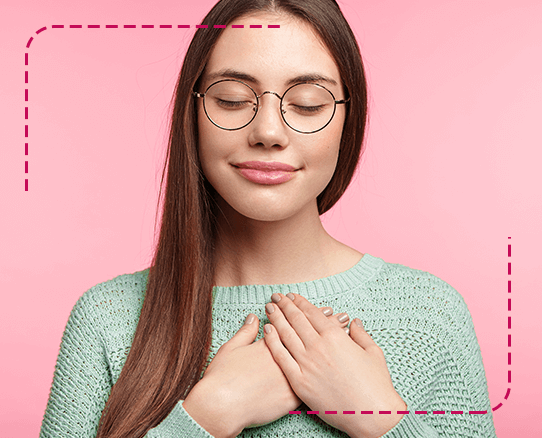 mujer joven sonriendo con los ojos cerrados