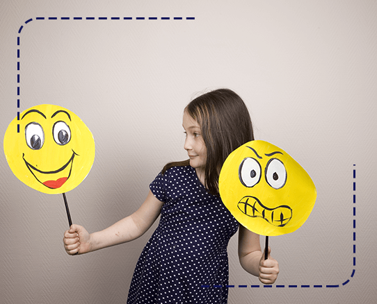 niña con dos paletas. una sonriendo, la otra molesta