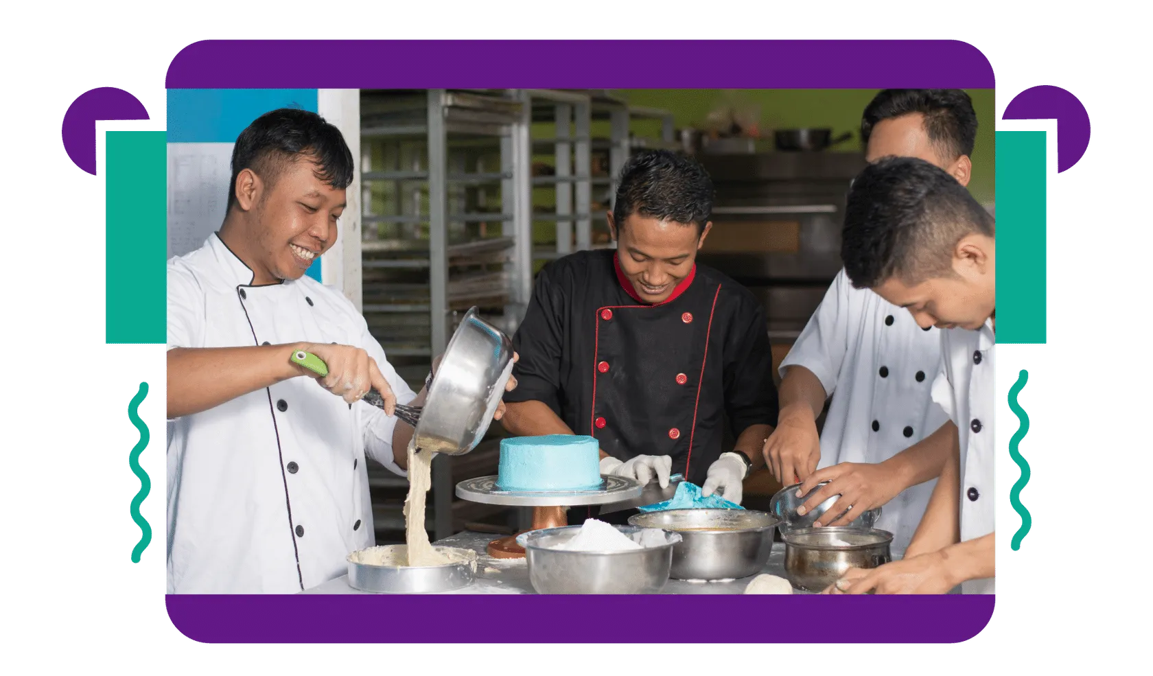 tres reposteros profesionales haciendo torta