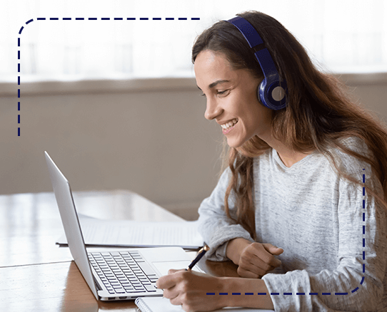 mujer escuchando algo en su computador