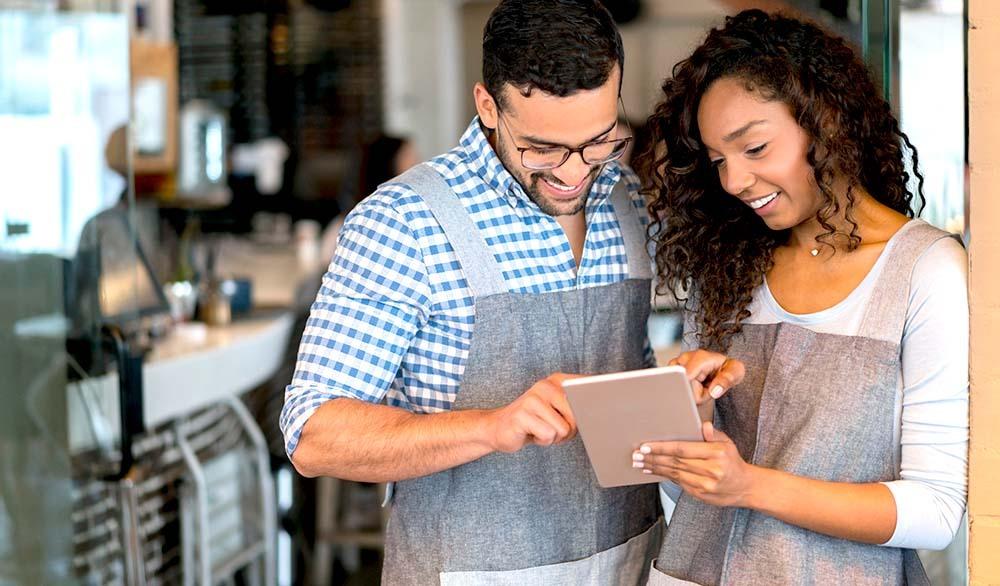 Pareja analizando cómo poner un restaurante