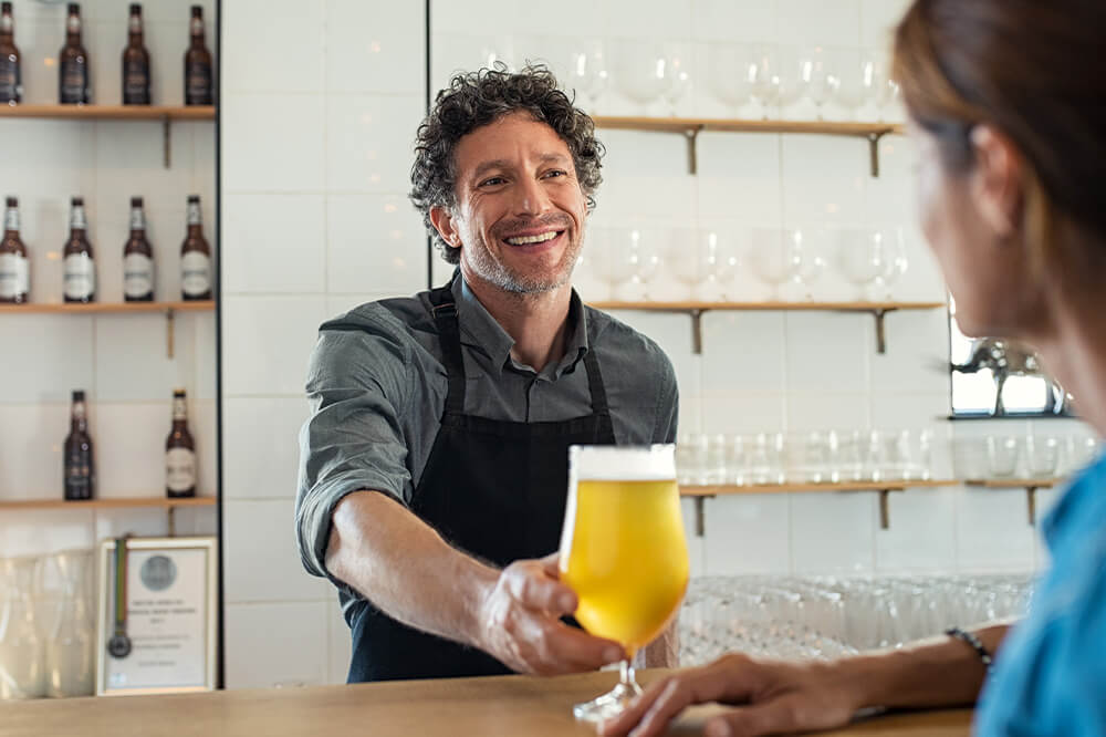 bartender-hablando-con-cliente