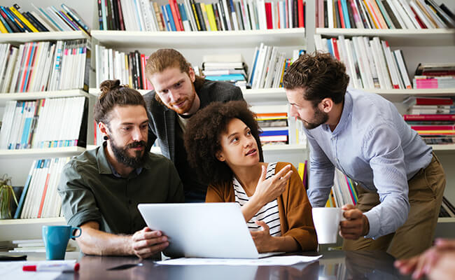 personas-trabajando-en-financiamiento