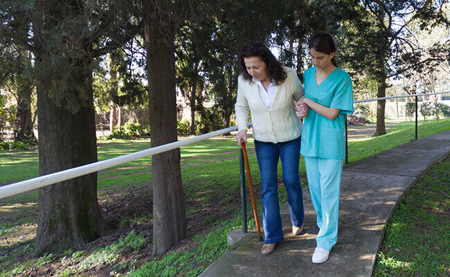 caminata-al-aire-libre-con-adultos-mayores