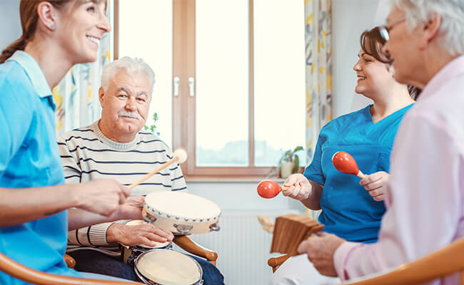 como-ofrecer-tus-servicios-como-cuidador-de-adultos