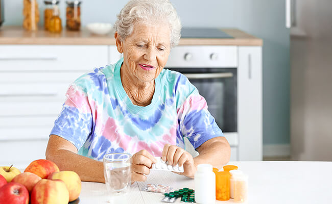 anciana-tomando-sus-medicamentos