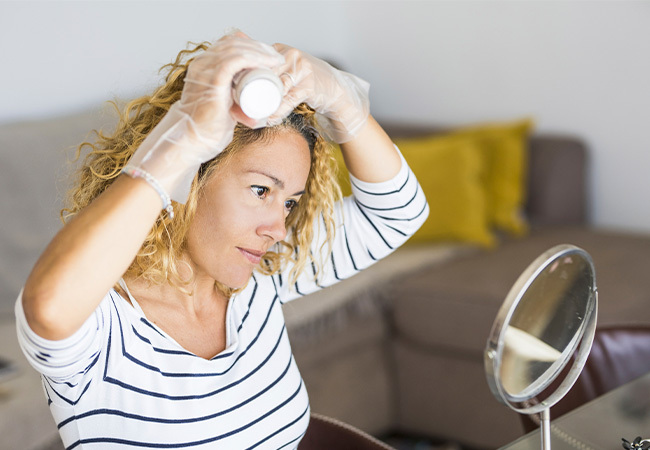 aplicando-productos-para-el-cabello