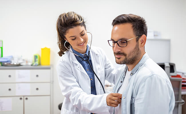 doctora-revisando-los-pulmones