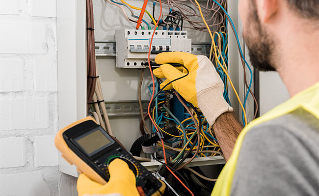 realizando-una-inspeccion-a-un-panel-electrico