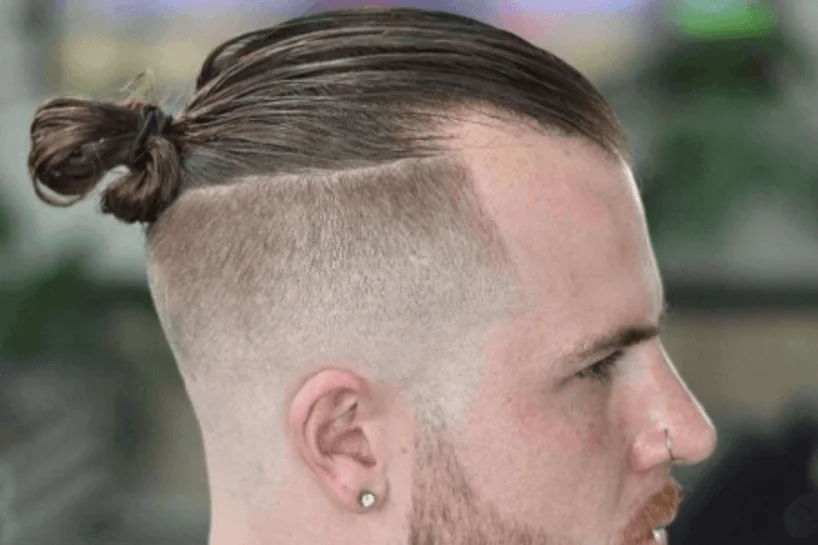 persona con corte de pelo rapado en los costados