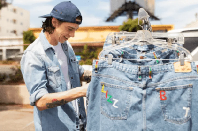 joven buscando ropa de segunda mano
