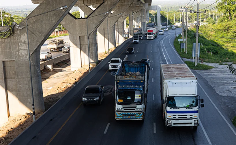 varios camiones en la via