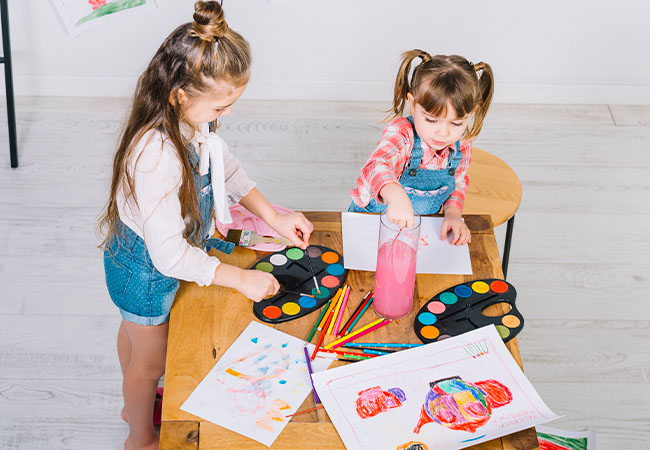 niños en una clase pintando