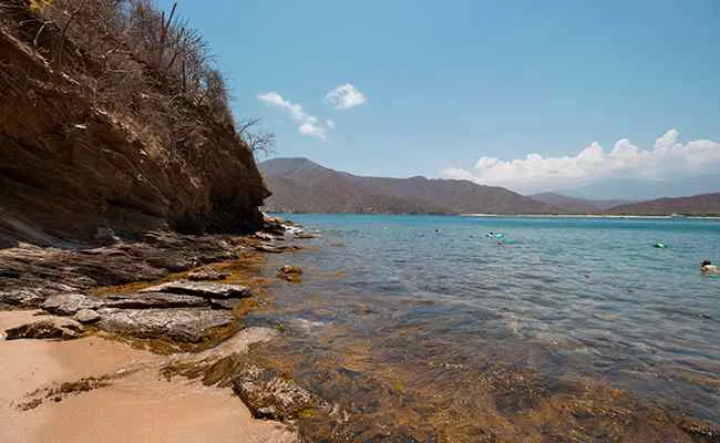 aérea del caribe colombiano, destacando el color del agua y de la arena, en contraste con la jungla que lo rodea
