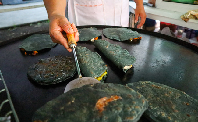 un puesto de antojitos en un mercado