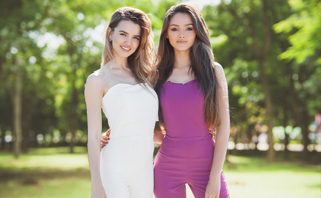 foto de un grupo de chicas con jumpsuits en tonos claros