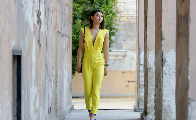 foto de una mujer con un jumpsuit cuyo volado en el escote y zona frontal simula la parte delantera de un blazer