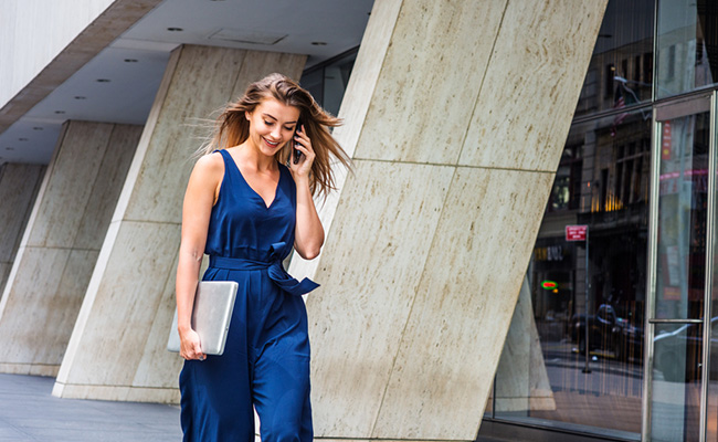 mujer con un jumpsuit azul marino de escote recto y sin mangas