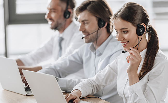 vendedores de una empresa trabajando en un sus escritorios