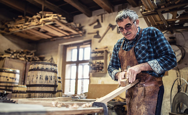 un maestro tonelero construyendo una barrica